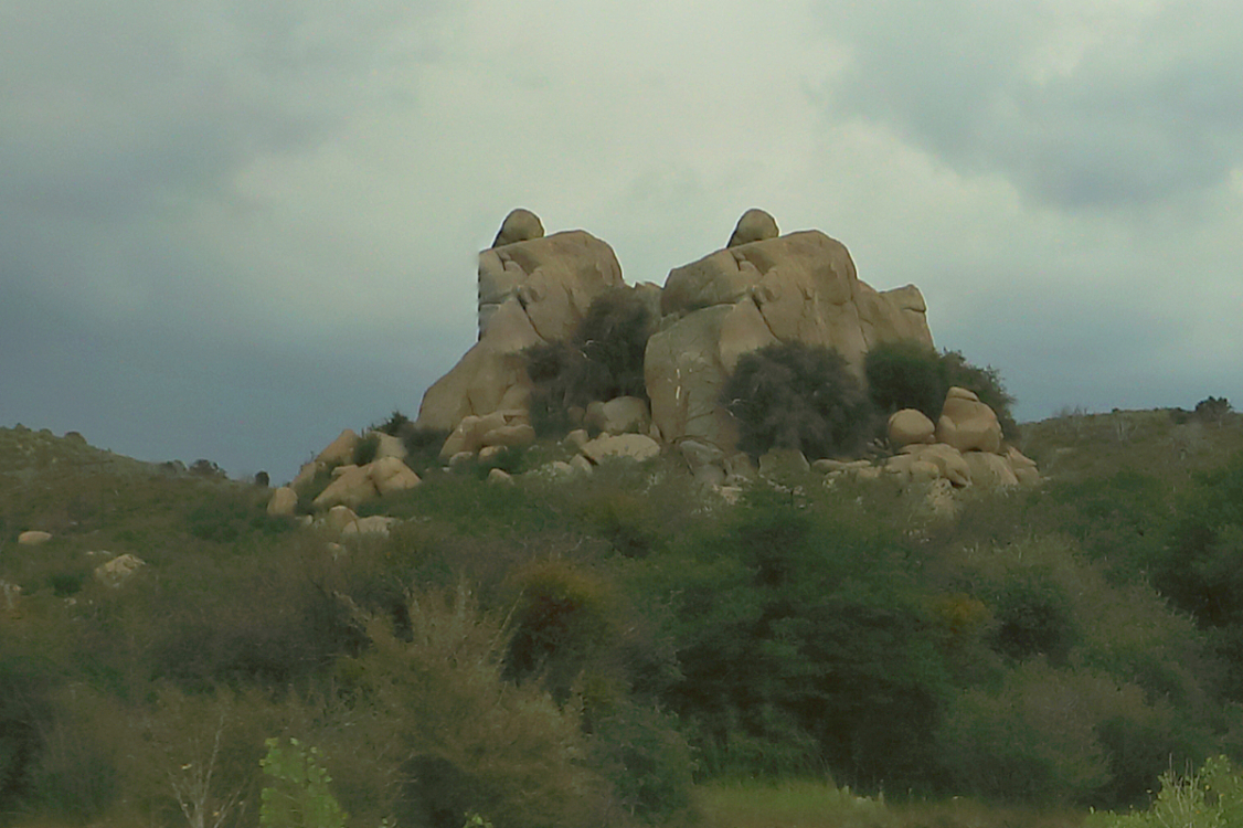 4_close-up twin rocks.jpg 4_close-up twin rocks.jpg